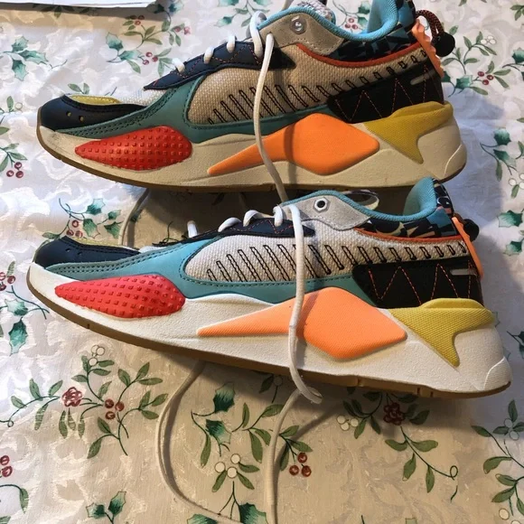 Puma Colorful running shoes. - Picture 2 of 9